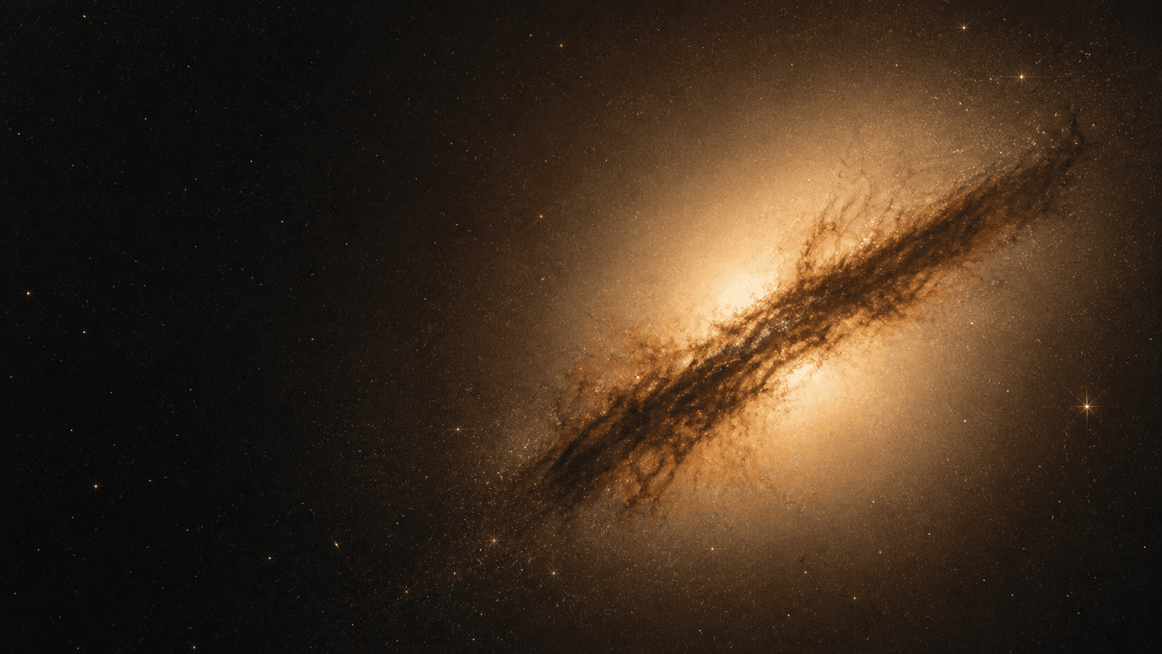黄褐色的 Centaurus A 星系，深色尘埃带横贯发光核心